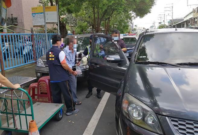 雾峰分局仁化派出所员警，发现眼前这位老人家与脸书社团「大里人聊天室」贴文协寻老人，特徵吻合，通知家属到场接回。（雾峰分局提供／黄国峰台中传真）