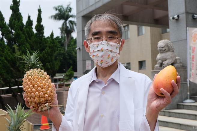 台中荣总嘉义分院外科部主任林雍凯购买芒果及凤梨，挺在地农友，慰劳医护人员。（嘉荣医院提供）