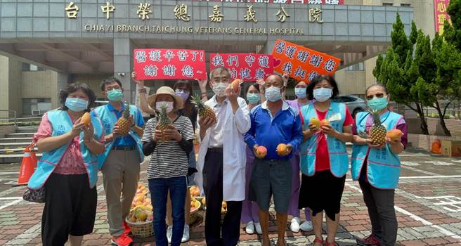 嘉荣医院林雍凯主任购买芒果及凤梨，慰劳医护人员，农友感动。（嘉荣医院提供）