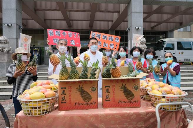 嘉荣医院林雍凯主任购买芒果及凤梨，农友送到医院。（嘉荣医院提供）