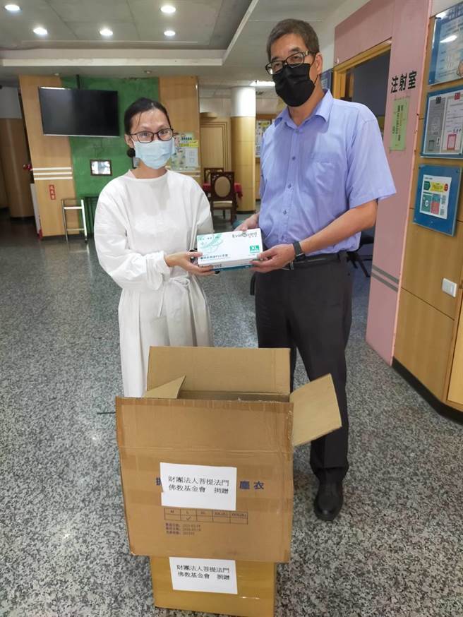 竹南镇长方进兴6日分送防疫物资给镇内9家医院诊所。（竹南镇公所提供／谢明俊苗栗传真）