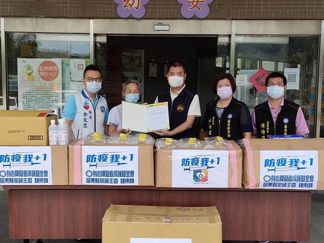 国民党苗栗县党部主委锺东锦6日送防疫物资给幼安教养院。（国民党苗栗县党部提供／谢明俊苗栗传真）