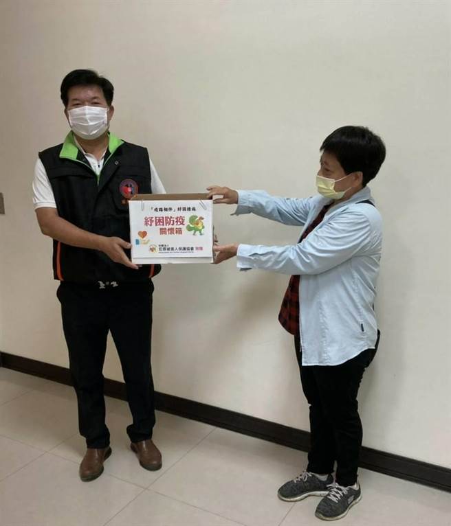 犯保苗栗分会协助馨生人及家庭纡困。（犯保苗栗分会提供／谢明俊苗栗传真）