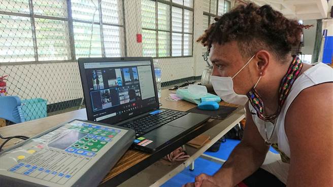 台东县丰田国中篮球队线上居家训练，教练余寧坦言，学生「创意无限」，有人手机过热、关机动辄半小时，也有人不想听他碎念偷关麦克风等各种状况，让他哭笑不得。（蔡旻妤摄）