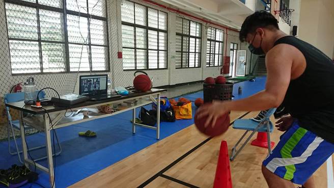 台东县丰田国中篮球队线上居家训练，由助教先示范动作，学生跟着练习。（蔡旻妤摄）