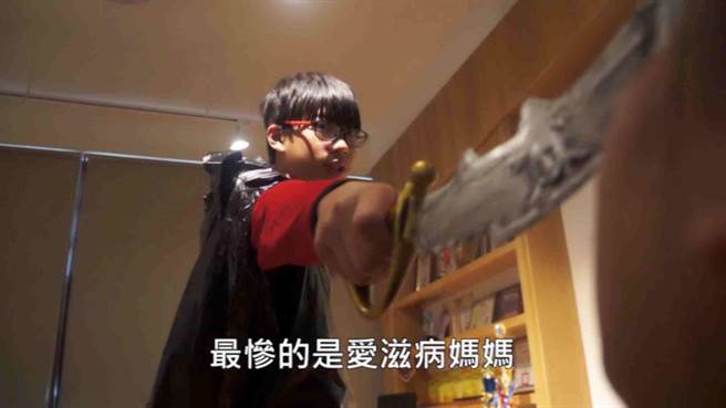 高雄市竹後國小師生借鏡國內本土劇，拍出黑色幽默喜劇短片「愛滋魔的逆襲」，勇奪今年教育部國小組性教育微電影比賽特優。（高市教育局提供／柯宗緯高雄傳真）