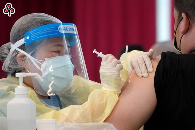 疫苗预约平台今(6)日上线，但国内疫苗仍不足，目前施打率仅1成左右。（本报资料照）