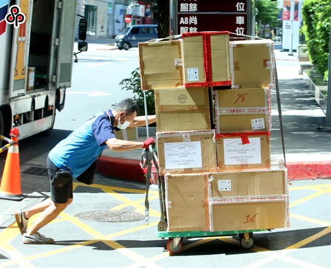 我国新冠肺炎疫情严峻，许多民眾避免实体购物、改採线上购物，但也因此导致物流塞车。（报系资料照）