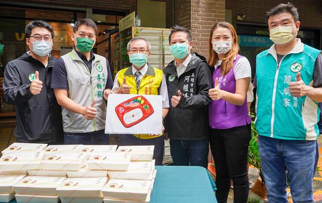 高市議員牽線在地單位，樂捐萬份待用餐供弱勢童。（柯宗緯翻攝）