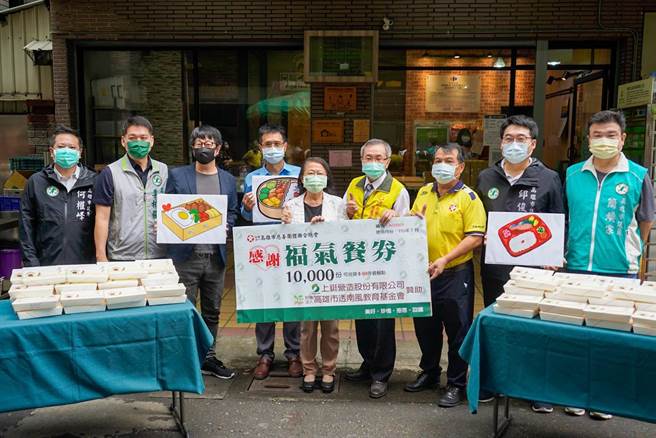 高市議員牽線在地單位，樂捐萬份待用餐供弱勢童。（柯宗緯翻攝）