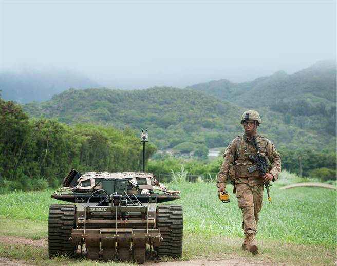 美军陆战队正在测试自动履带车。(图/USMC)