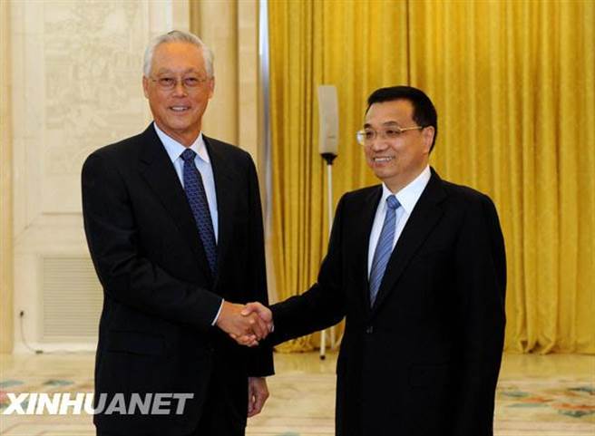 新加坡前总理、荣誉国务资政吴作栋指中国无意在亚洲寻求霸权，中国外交部发言人赵立坚讚赏。图为吴作栋（左）与中国总理李克强会面资料照。（新华社）