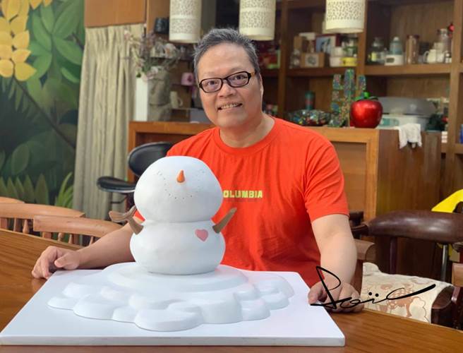 漫画大师萧言中近2年来积极治疗癌症，以持续绘画稳定身心，还要将立体作品小雪人制作成音乐动画及装置艺术。(萧言中提供)