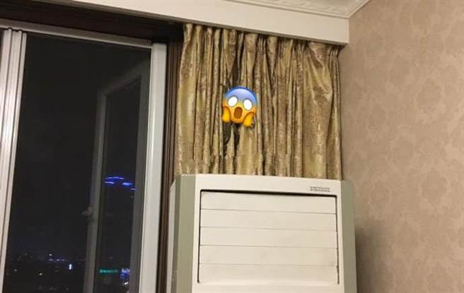 网友在窗帘上惊见「巨型喇牙」，但其真实身分曝光却让网友笑翻，原来是逃走中的晚餐。(摘自爆废公社公开版)