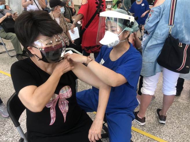 张琪今赴荣总施打莫德纳疫苗。（张琪提供）