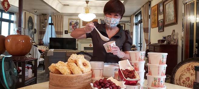 张琪今亲自准备银耳红枣枸杞汤分送给第一线医护人员。（张琪提供）