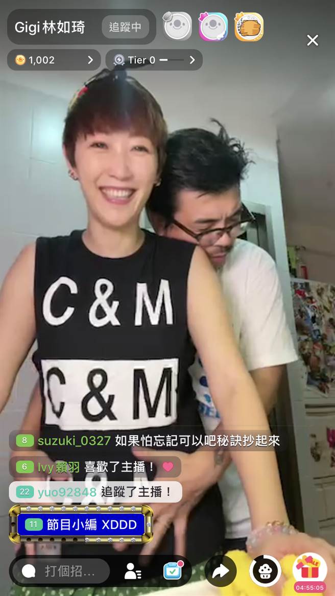 GIGI直播做饭，不忘和老公史丹利放闪。（17LIVE提供）
