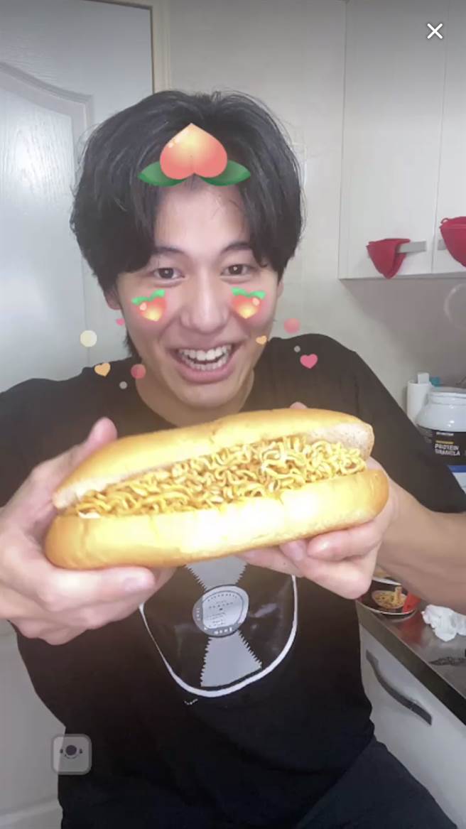 风田用便利商店选购的食材教做日本国民小吃「炒麵麵包」。（17LIVE提供）