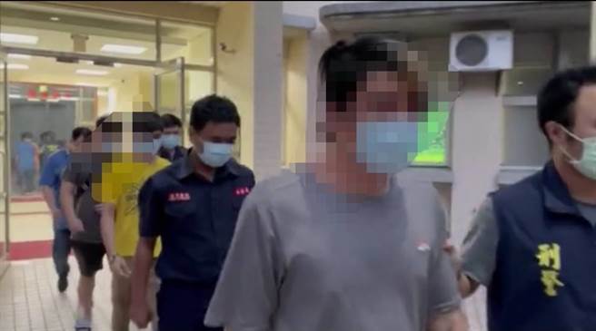 尚在进行火灾调查的乔友大楼，网路直播团队5名男子昨凌晨闯入「探险」30分钟且全程直播，彰化分局传唤5人到案说明后，函送彰化地检署侦办。（民眾提供／谢琼云彰化传真）