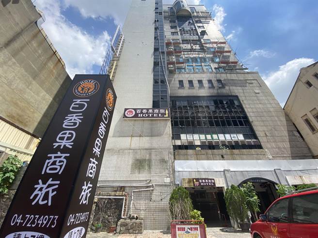 尚在进行火灾调查的乔友大楼外头被拉起封锁线，脸书直播主今天凌晨闯入全程30分钟播放「探险」过程。（资料照）