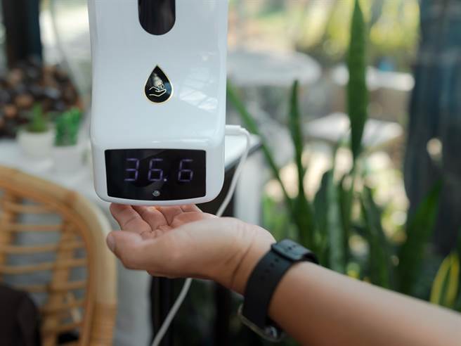 许多地方开始增设多功能酒精测温仪，但有网友拿面纸实际测试，竟也能量出35度，质疑仪器的监测体温功能，根本只是量心安的。(示意图/Shutterstock)