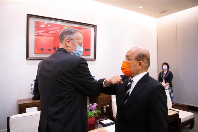 行政院长苏贞昌今接见即将离任的美国在台协会台北办事处(AIT)处长郦英杰，苏贞昌感谢郦英杰驻台期间对增进台美关系的贡献。（行政院提供）