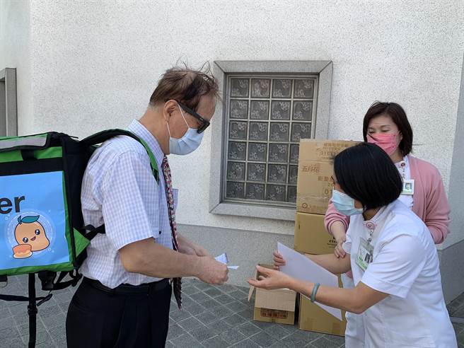 遠東科大校長王元仁（左）今天擔任一日「吳柏毅」外送員將餐點送到奇美醫院。（遠東科大提供／張毓翎台南傳真）
