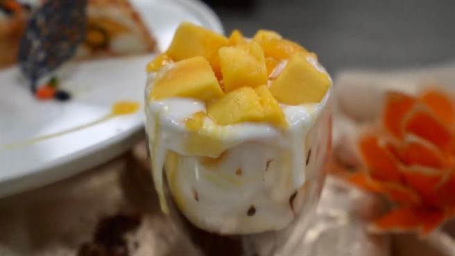 遠東科大餐飲系師學利用純巧克力及芒果，加工製作成創新料理。（遠東科大提供／張毓翎台南傳真）