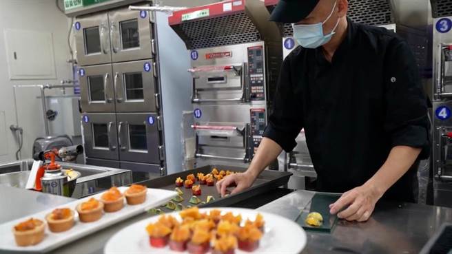 遠東科大餐飲系師學利用純巧克力及芒果，加工製作成創新料理。（遠東科大提供／張毓翎台南傳真）