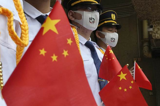 为保护执法人员或官员个资不被恶意泄漏，香港将修订个人资料保护法并设置重罚，但如此一来可能使网路使用者及服务商随时面临被重罚的危机。图为参加香港回归24周年的港警。（图／美联社）