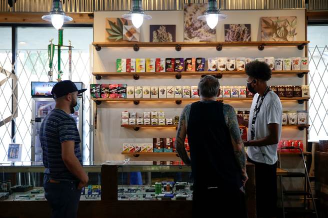 在美国愈来愈多州确立大麻合法后，相关店家对武装保全的需求也随之升高，让退伍军人在就业市场获得更多优势。图为华盛顿州的一间大麻商店。（图／路透社）