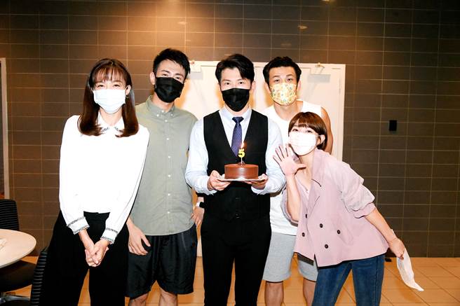 《天之骄女》演员为黄少祺过50岁生日。（三立提供）