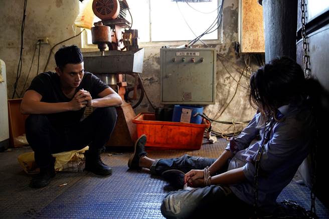 劉冠廷黑化，對歐陽倫飾演的林明杰動私刑。（CATCHPLAY提供）