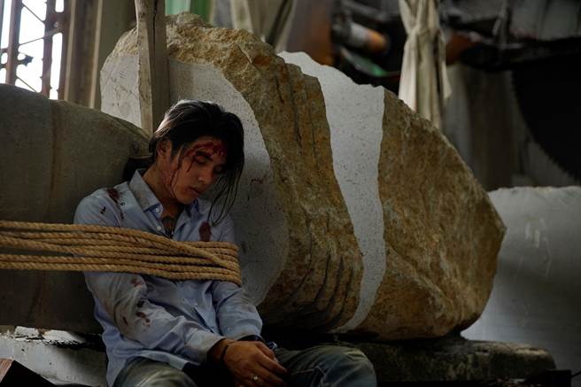 歐陽倫飾演的林明杰被綁架動私刑。（CATCHPLAY提供）