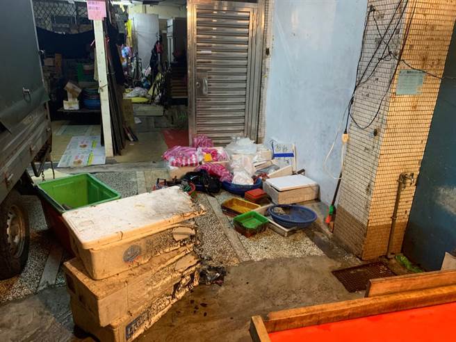 永春市场惊传纵火 男子因感情纠纷朝摊商丢汽油弹。（翻摄照片）
