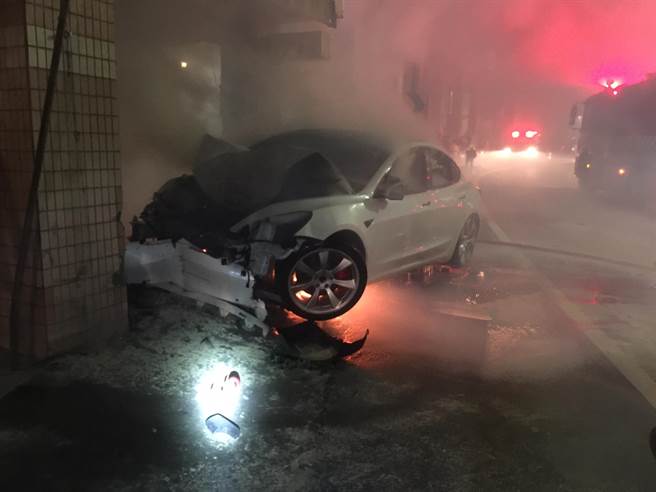 特斯拉电动车自撞民宅起火。（民眾提供／曹婷婷台南传真）