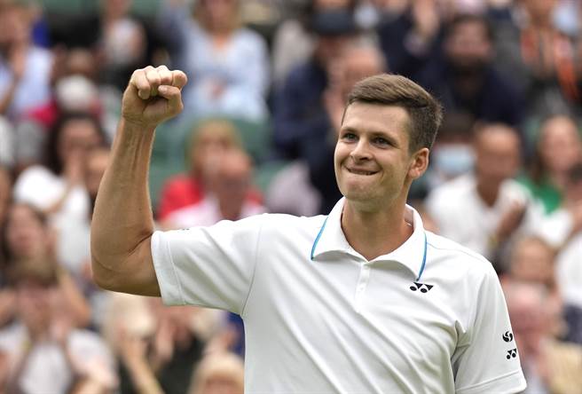 胡卡兹（见图）在温布顿男单16强击败世界第2麦维德夫，将和费德勒争夺准决赛资格。（美联社）