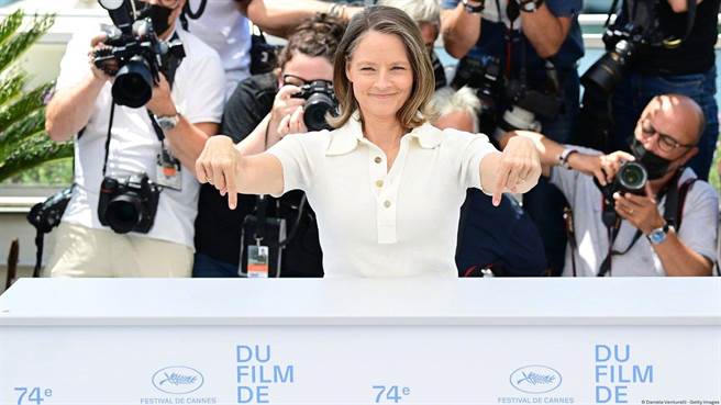 58岁影后茱蒂佛斯特今在坎城影展亮相。（摘自微博）