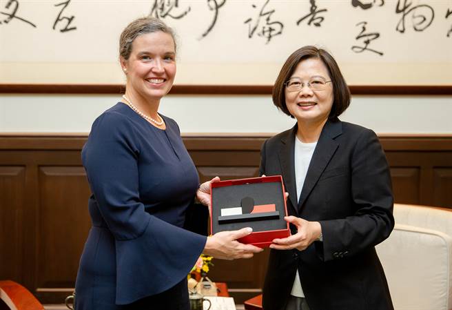 蔡英文总统（右）于2019年10月9日接见「美国国务院主管澳洲、纽西兰及太平洋岛国事务副助卿暨APEC资深官员孙晓雅（左）访问团」（总统府提供）