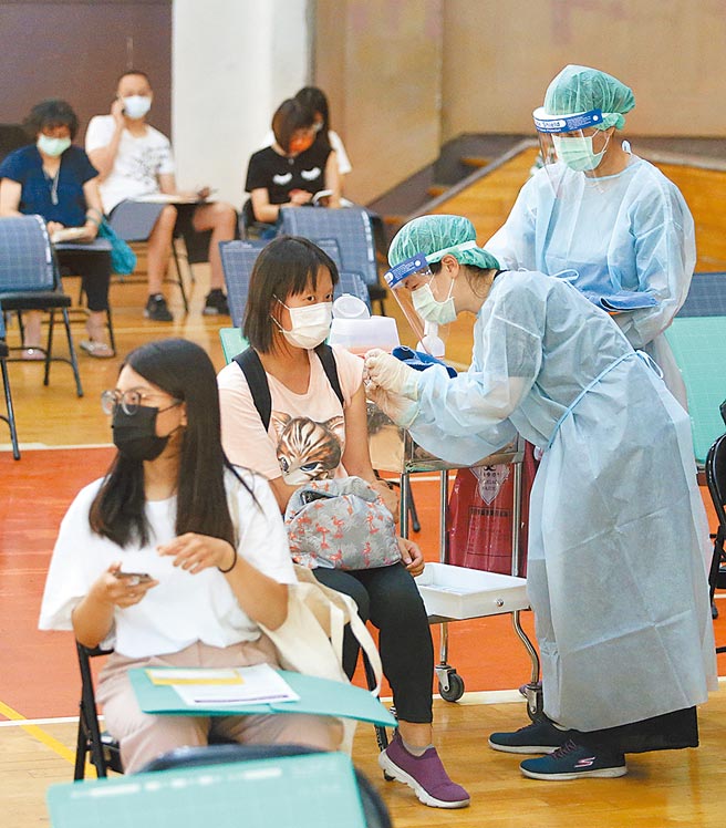 圖為台北市懷生國中設置的疫苗接種站，許多相關人員前來接種疫苗。（趙雙傑攝）