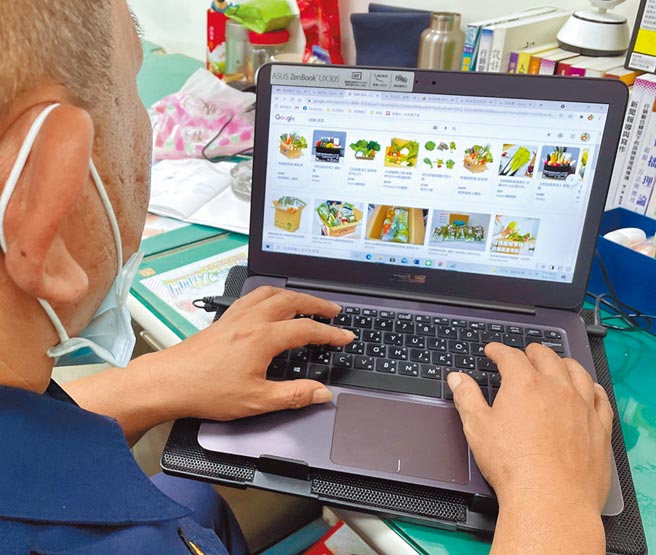 疫情期间，民眾担心传统市场群聚改由网路购物购买生鲜蔬果。（叶书宏摄）