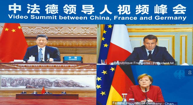 中國國家主席習近平（左上）昨與德國總理梅克爾（右下）及法國總統馬克洪（右上）舉行視訊通話。圖為今年4月，3人舉行中法德元首視訊峰會。（新華社）