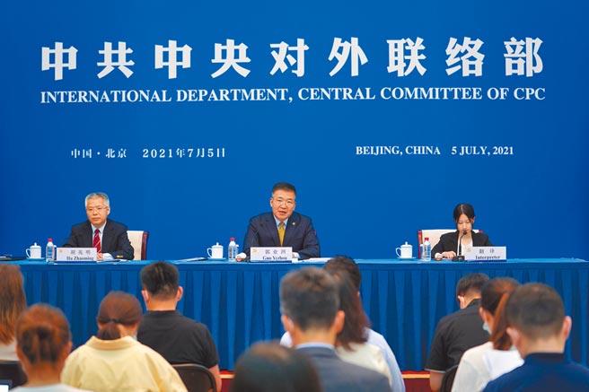 中共中央对外联络部发言人胡兆明昨宣布，中国共产党与世界政党领导人峰会将于7月6日以视频连线方式举行。图为中央对外联络部副部长郭业洲（中）在开记者会说明。（新华社）