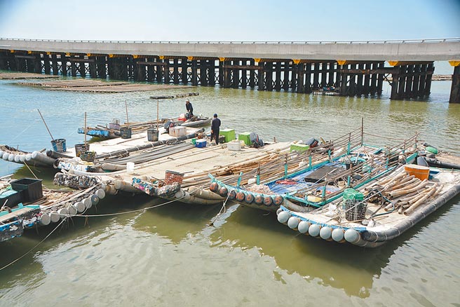 疫情期间又要面对颱风，云林县渔民展开防颱作业减少损失。（张朝欣摄）