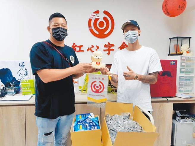 小春（右）與網紅草爺一起做公益。（紅心字會提供）