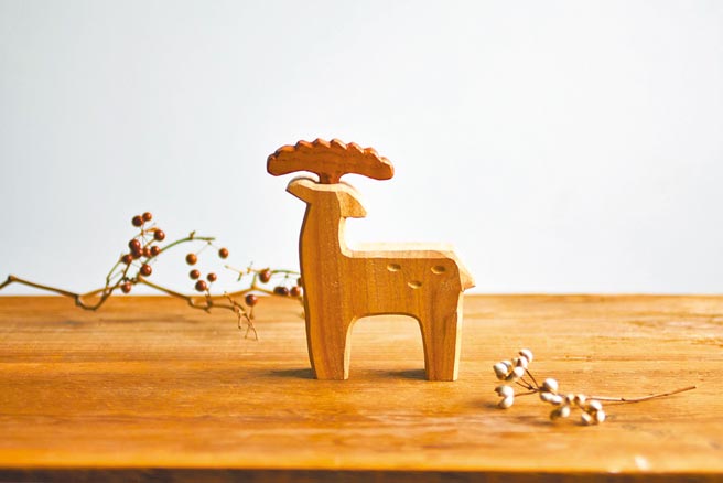 中川政七，花鹿一輪插，鹿身由楠木製成，鹿角則是使用不同色澤的香椿製作，1760元。（小器生活提供）