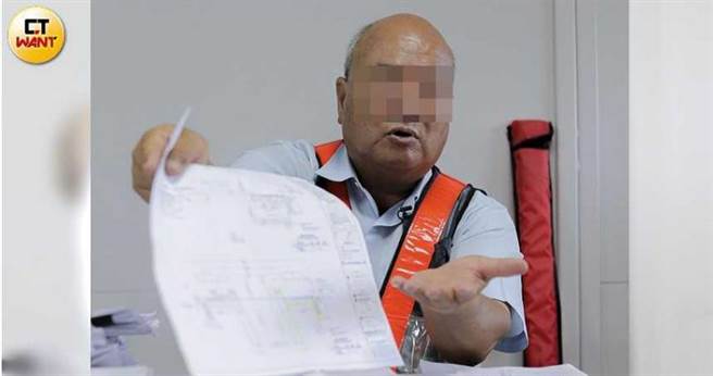 包商黄先生拿出设计图控诉，淡海轻轨部分工程并未依原始工程规划执行，恐会危及公安。（图／林士杰摄）