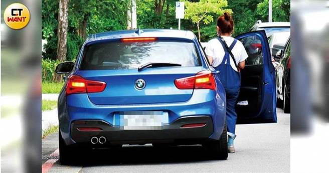 因為拿著咖啡活動不方便，口罩男貼心地幫愛紗開車門。（圖／本刊攝影組） 