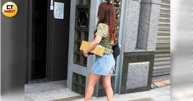 深居簡出的愛紗，到附近的便利商店領取包裹後立即返家。（圖／本刊攝影組）