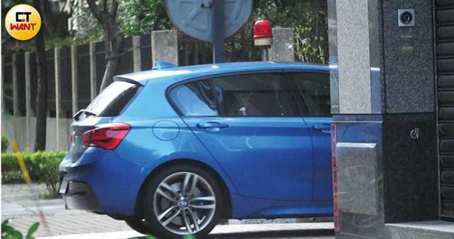 愛紗剛進門，口罩男便熟門熟路地將車開進停車場。（圖／本刊攝影組）